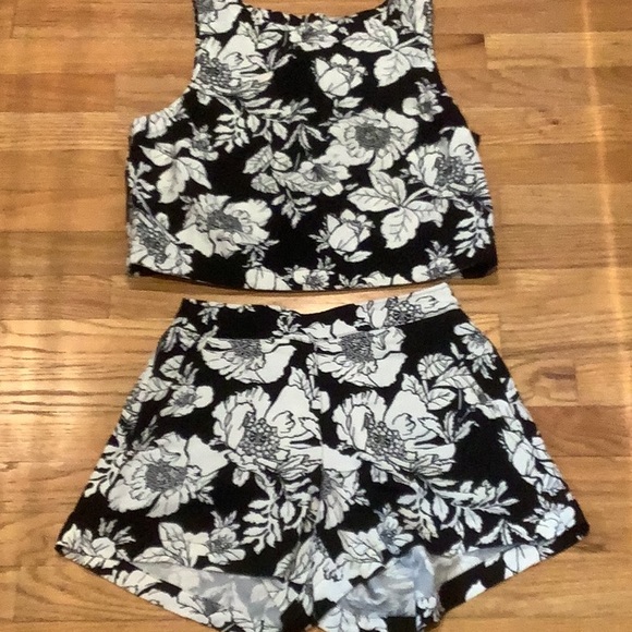 Old Navy Dresses & Skirts - 4/$12 Adorable 2 piece outfit